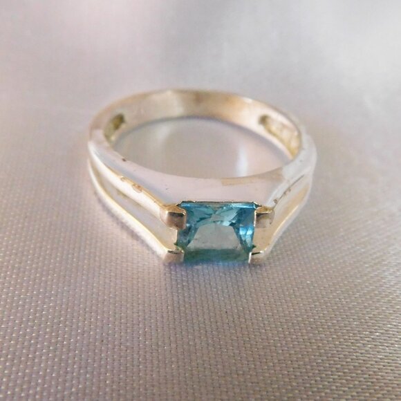 Sterling Silver Size 7.75 Ring with Pale Blue Topaz Stone # 20723 - Picture 1 of 3